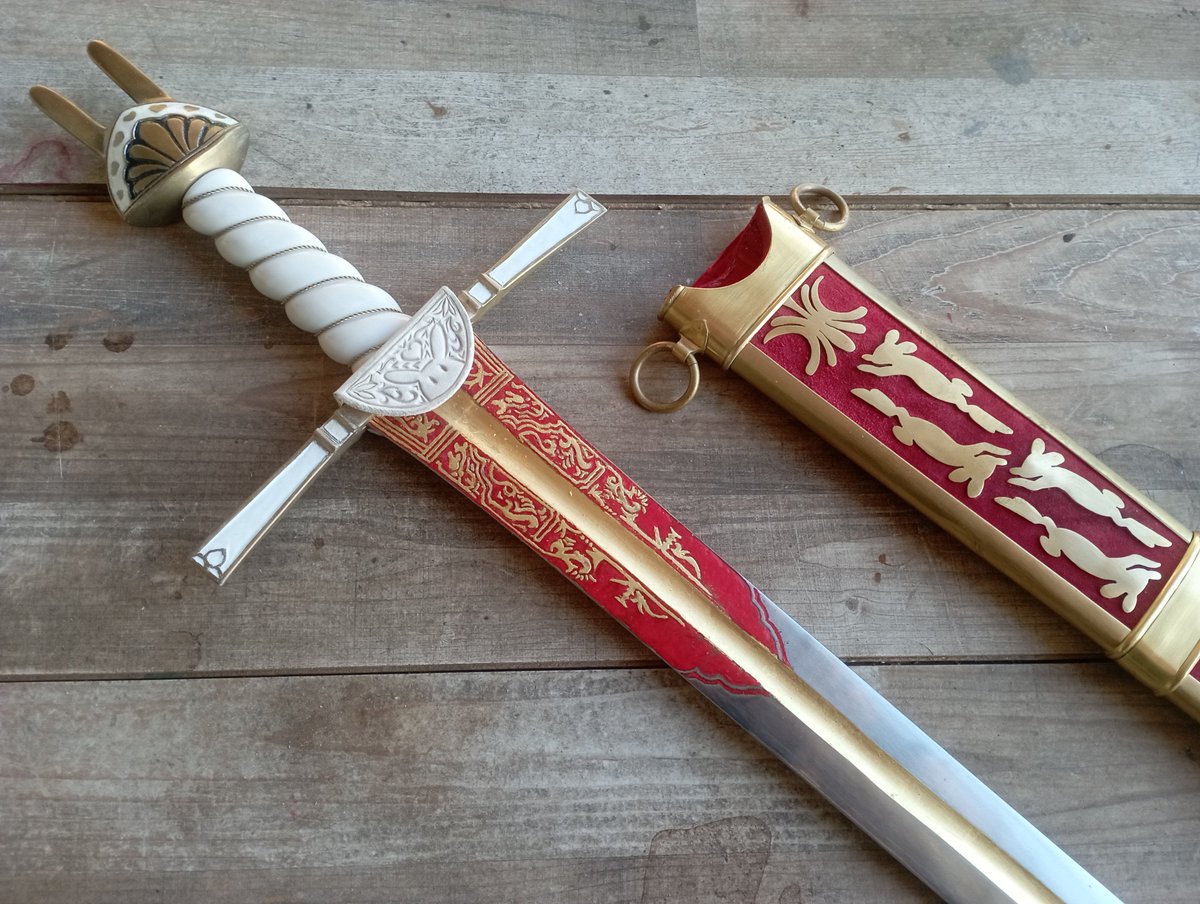 ArannReichhardt's tweet photo. Alright, took me a while after the actual stream reveal but HERE IT IS!
The second of the swords I forged for @pipkinpippa , designed by @CenturiiC

This is no doubt the most difficult sword I've ever made, but also a pretty strong contender for the coolest. https://t.co/uZCTyj0xRv