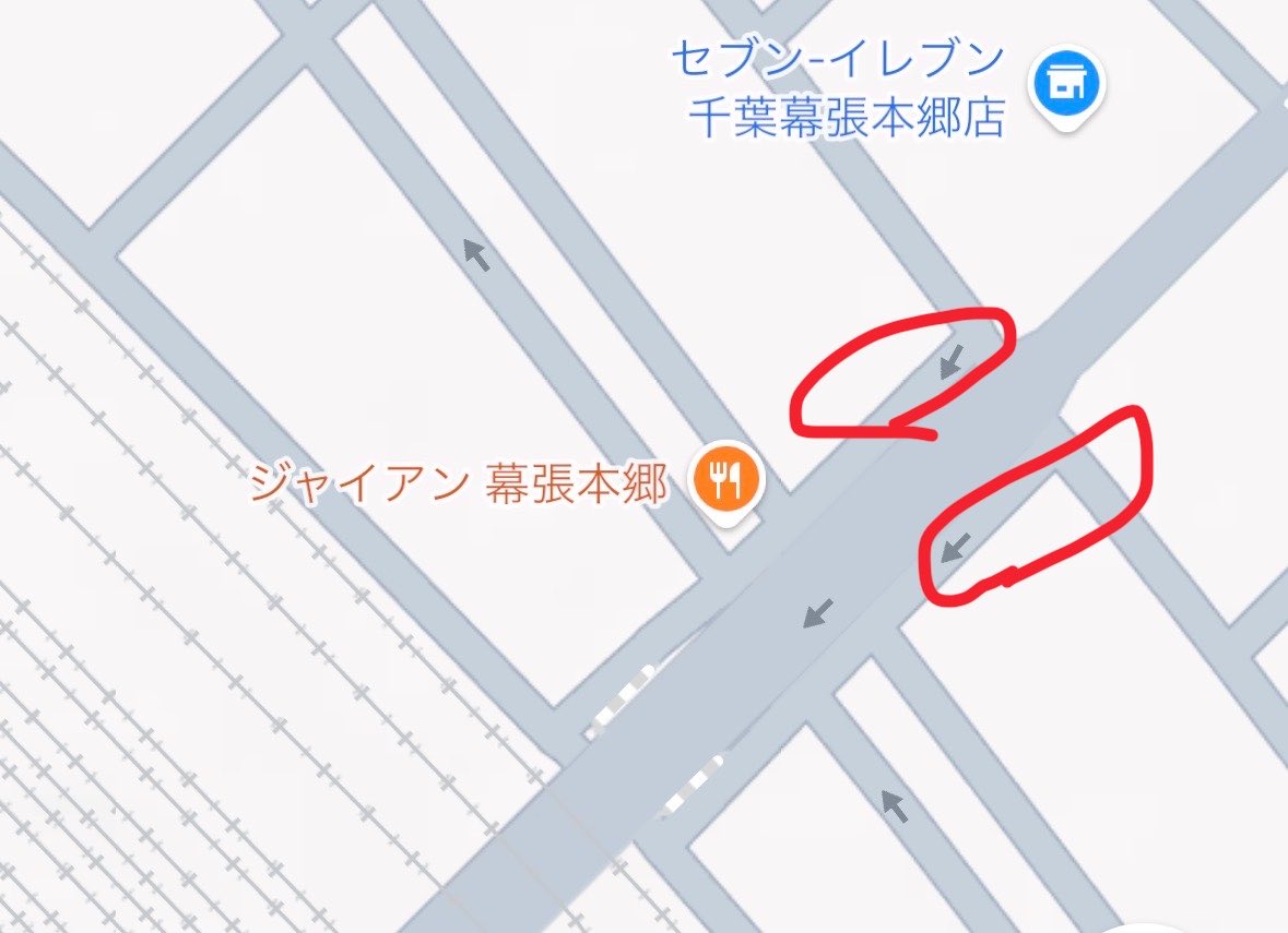 ikvt_nan's tweet photo. 幕張本郷駅前の鉄炮塚跨線橋のココ↓って激狭、激混、マナー守らないチャリで危ないんだけど、ヨチヨチ歩き��小さい子供がふらっふら歩いてるのにお母さんスタスタ行っちゃって、
そういう親に限ってあと2,3人子供連れてて、その子らもふらふら飛び出しそうになりながら奇声あげてる　
#千葉県あるある https://t.co/GP2AnxWNas