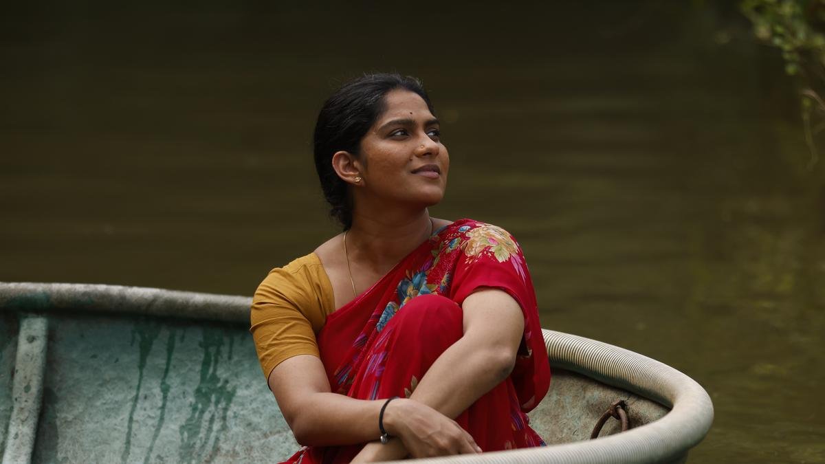 moviebuffindia's tweet photo. When a woman says she wants a life partner, society often misunderstands her and questions her intentions.

In Nooru Saami, a 42-year-old mother gives a strong reply to a 66-year-old woman,

“If you are still with your spouse at 66 for the same reason, then why can’t I feel the same way?”

Theatres erupted in applause for that powerful moment.

#NooruSaami Director Sasi on Moviebuff Decodes.