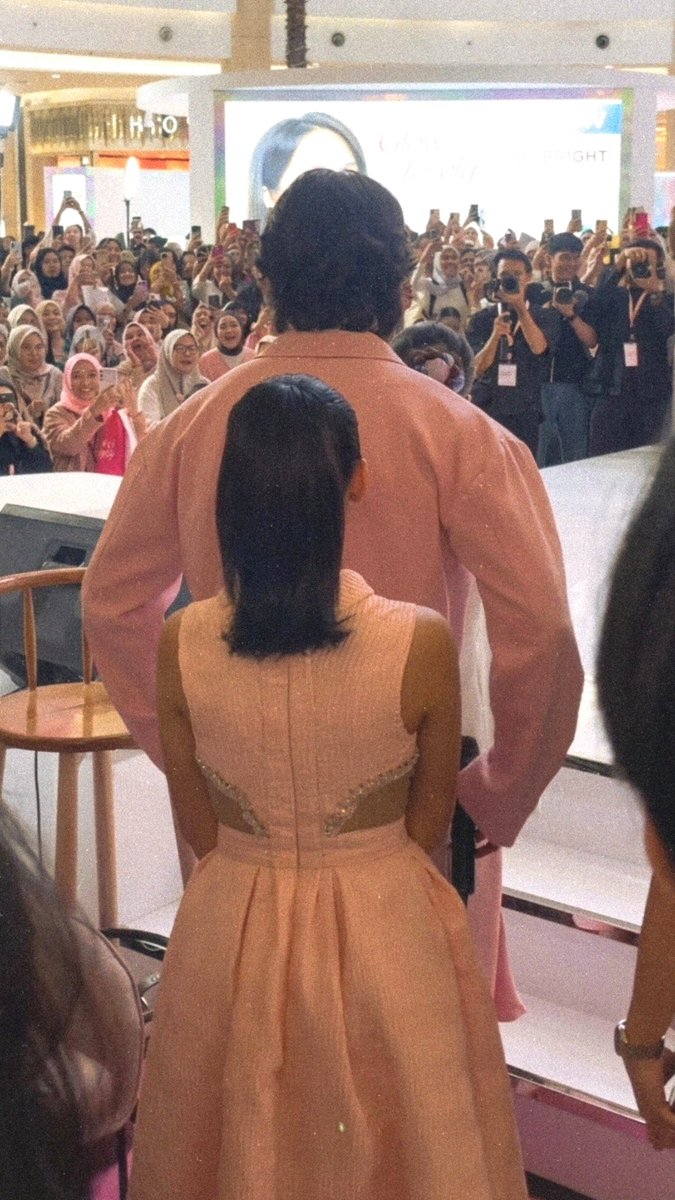 orenjiiiyo's tweet photo. "my big bf so i can hide behind ur back" 💖😉 https://t.co/SWvbrt9DFF