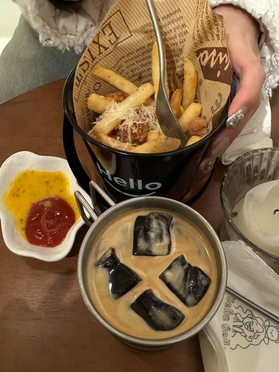 MosesChairlt's tweet photo. Late-night bite craving Warm onigiri with pickled plum, simmered miso soup, and a quiet corner only for night owls. https://t.co/jFQFKXqXfD