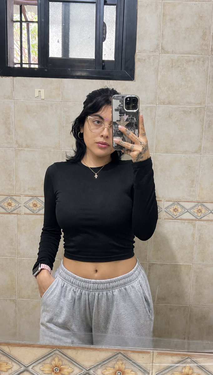 DiosaAngel666k's tweet photo. Snack day with friends and you are going to pay NOW !!
Submissive does your slave job
#Findom #Ama #FindomEs #humilation #socks #lampies #feet https://t.co/AKIEElODGN
