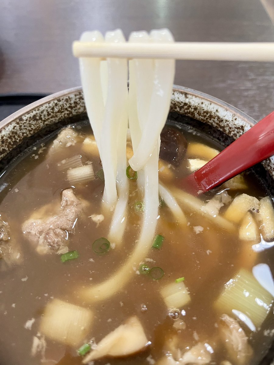 maaboomenman's tweet photo. 新潟市江南区鵜ノ子4-1-6の【元祖背脂饂飩 麺処 阿吽】の『肉汁饂飩(¥850税込)』♪THE醤油ベースの定番メニュー♪大盛(400g)無料/特盛(500g)は+¥100♪御飯(コシヒカリ)無料/御代わりOK/無くなり次第終了♪肉(豚軟骨)めちゃ美味イから饂飩ススム・御飯ススム♪超オススメ♪ #新潟グルメ #新潟饂飩 #阿吽 https://t.co/y56J2vPh0F