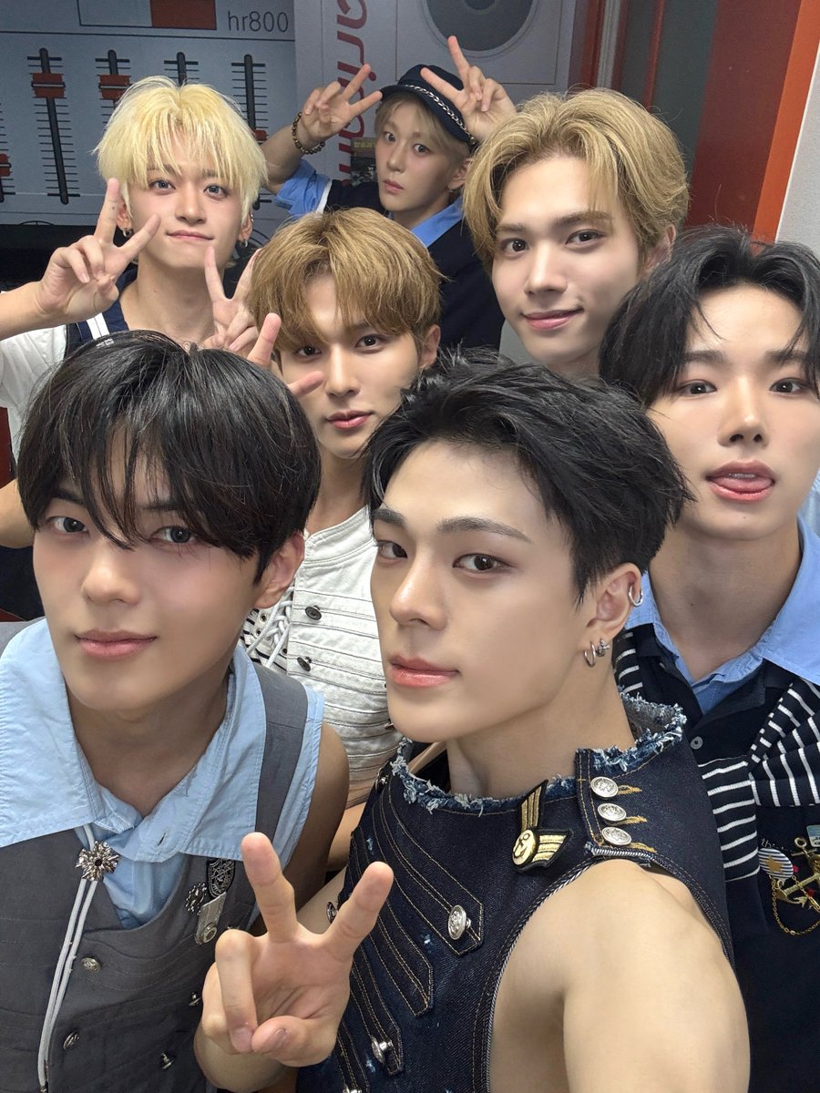 whib_official's tweet photo. [📸]
260817 Arirang Radio Radio'n Us

#WHIB #휘브
#CHERRYPIE #WHIB_CHERRYPIE https://t.co/Q8cDO7nYBl