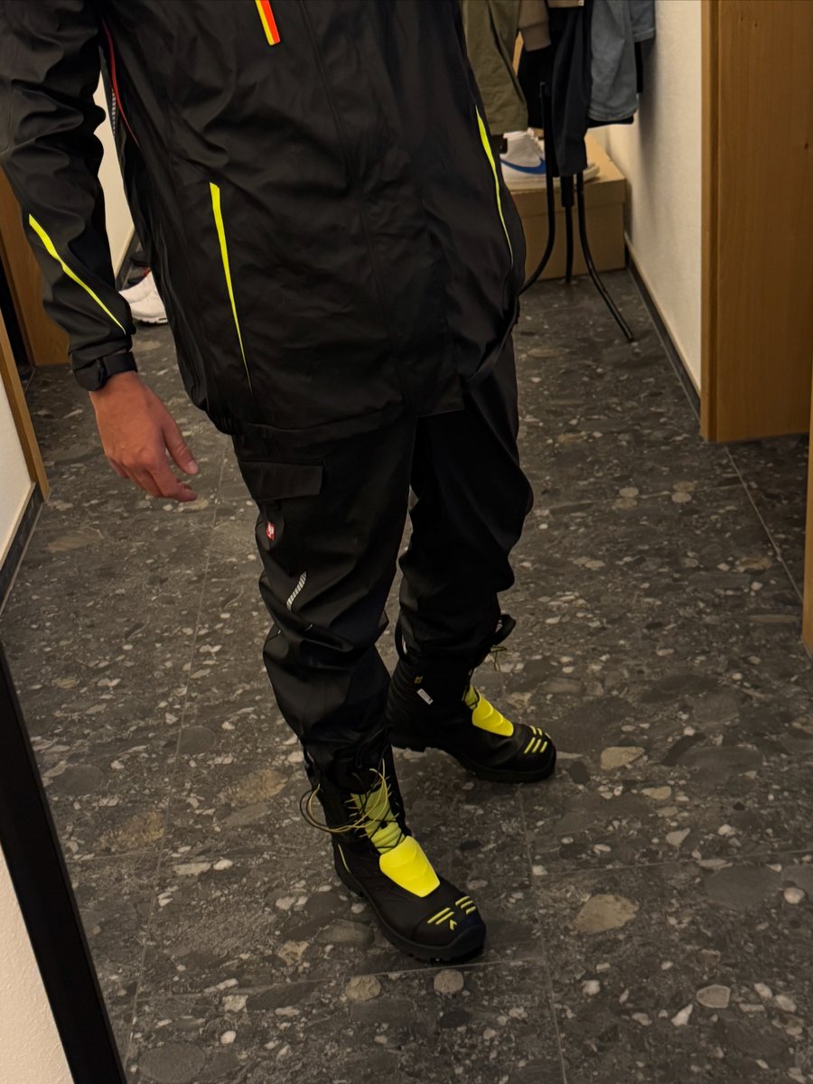 alpine_shadow_'s tweet photo. How do you like it?

#work #haix #raingear #Engelbertstrauss #gear https://t.co/UqRITpkdir