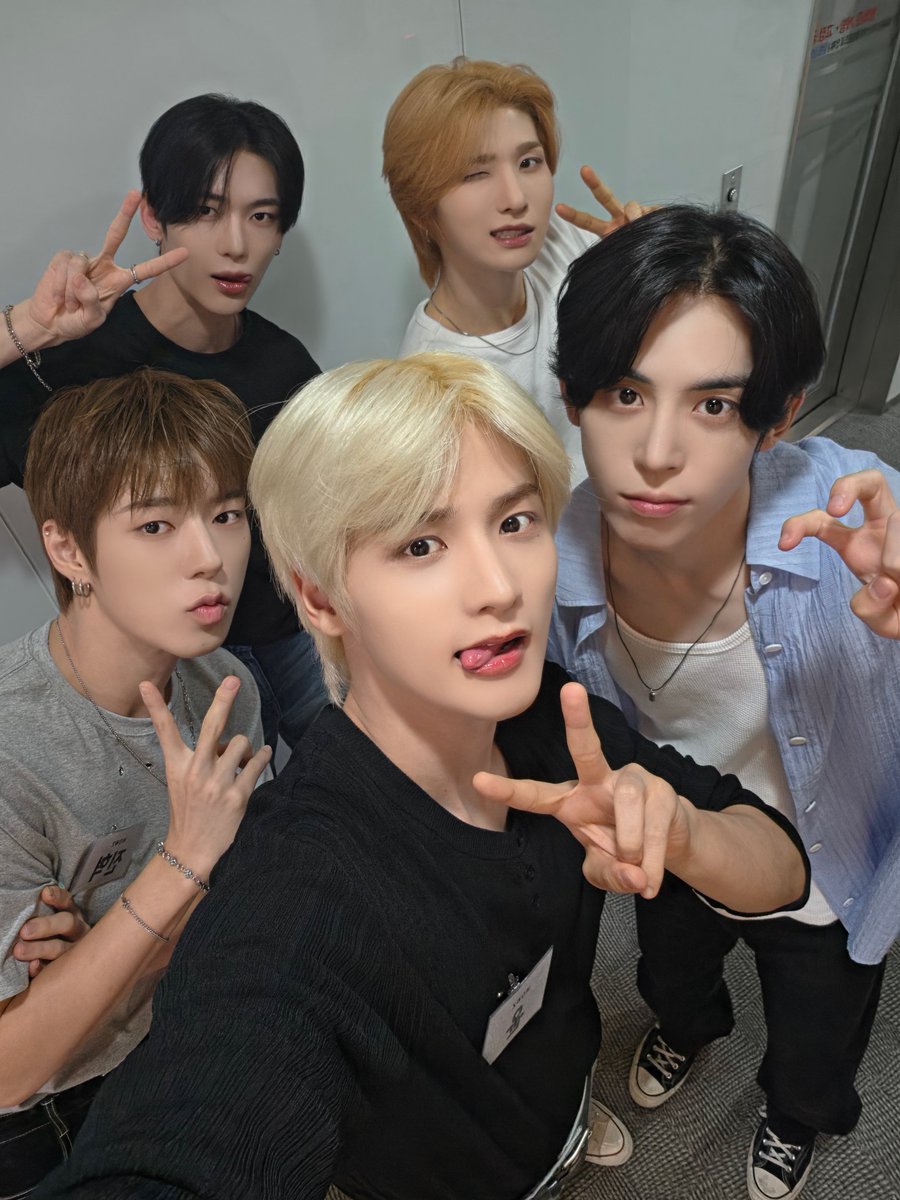 CUBE_NOWZ's tweet photo. [📸] 260817 @ MBC FM4U <친한친구 방송반>

#NOWZ #나우즈 
#Achilles 
#친한친구방송반 https://t.co/zZhUymL4Ka