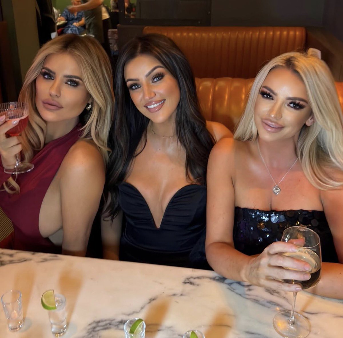 nicolefarrellx7's tweet photo. Besties 💕😘😘 Pick one ❤️❤️
#wankchat #horny #uksluts #chavs #dmme https://t.co/fBygsh93UU