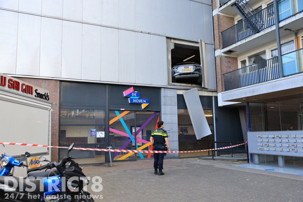 Auto rijdt door muur parkeergarage De Hoven in Delft