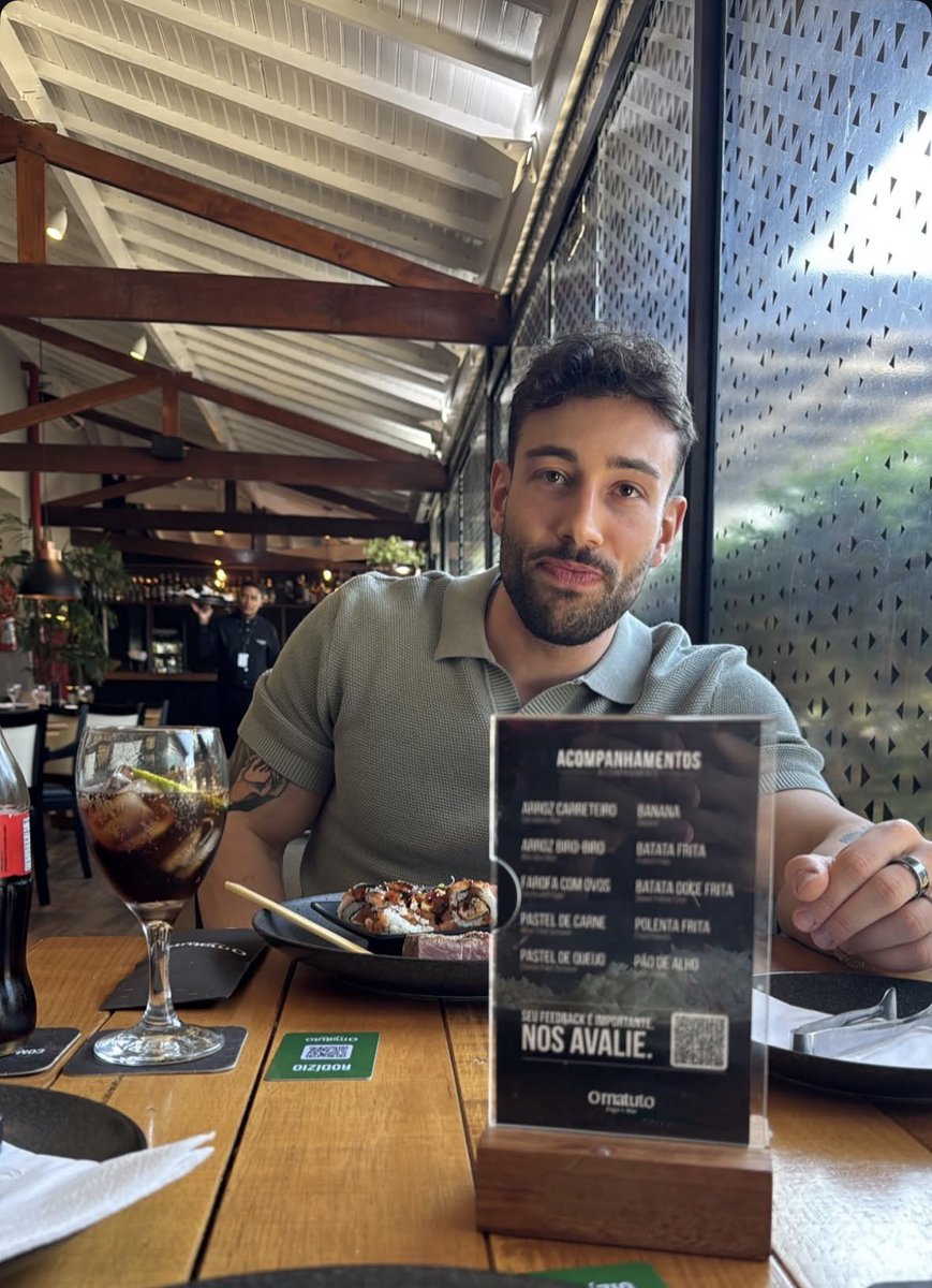 cherrybibs's tweet photo. chamei pro date, tive q pagar tudo enquanto ele mostrava play de valorant pqp nunca mais https://t.co/vvlkP20EnZ