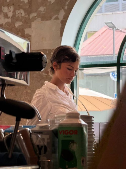 TomdayaTimeline's tweet photo. zendaya and tom on their honeymoon in portugal https://t.co/cICRpHsWRf
