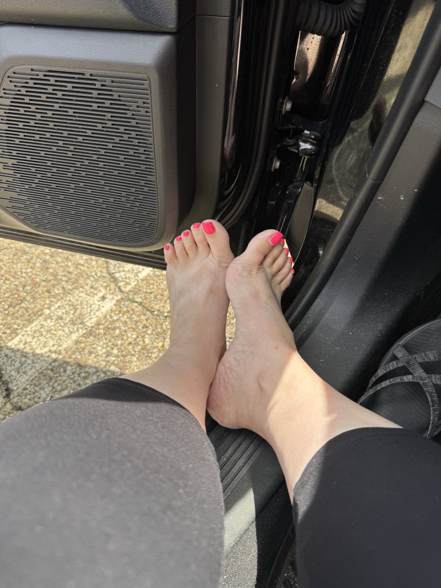 footgoddess198's tweet photo. A little sun on the toes for lunch 😘 https://t.co/ZdRmpdwkha