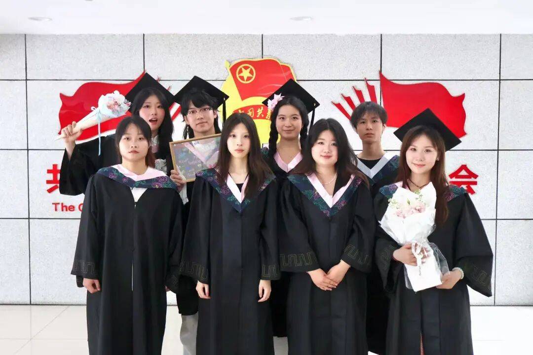 XfAOYv7Xv5rJzn4's tweet photo. Graduate mode: ON  Just closed this chapter with the best crew ever – late-night study sessions, campus laughs, and future dreams waiting. Can’t wait to see where we go next! https://t.co/yztEu7BEXw