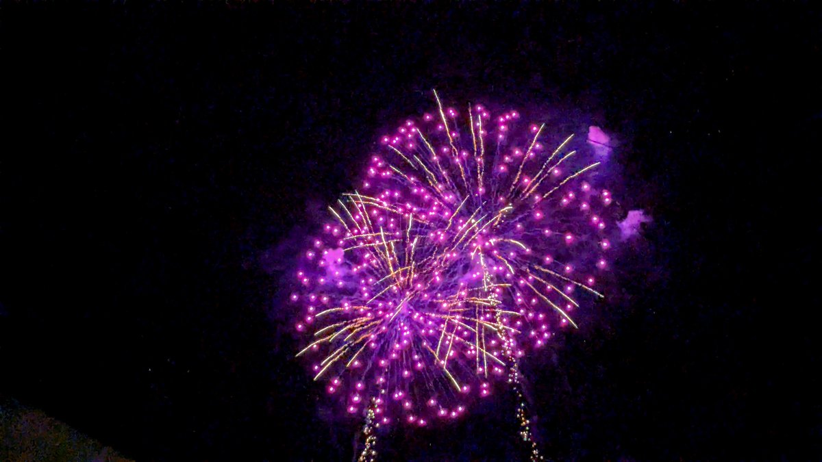 kenzi_johan's tweet photo. フィナーレの花火を観て今年の鳥取県江府町夏祭りの江尾十七夜も終了です。各地の大花火大会に比べると小規模ですが、めちゃくちゃ混むことも無く間近でのんびり眺められるのがお気に入り。何とかお天気も保って良かったですね。また来年も来たいです。 https://t.co/SEUqGgcrcX