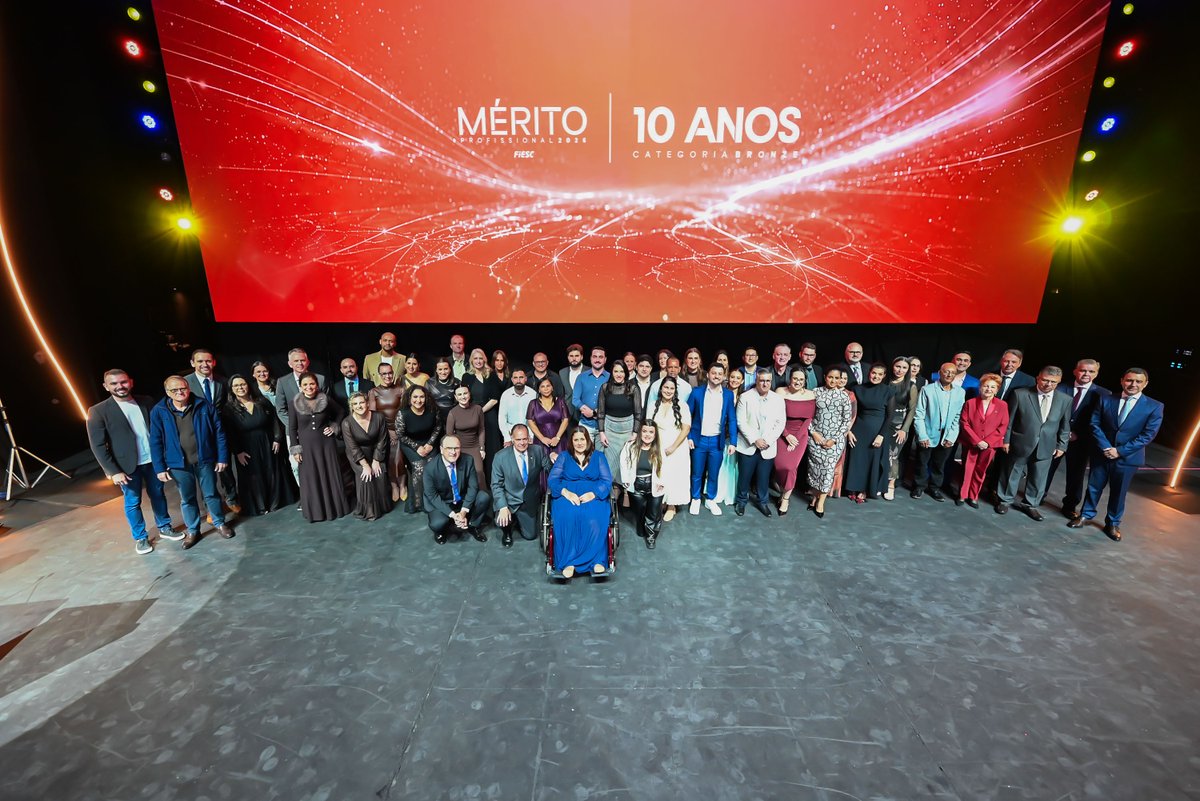 FIESC's tweet photo. Reconhecemos a dedicação de 410 colaboradores que completaram 10, 15, 20, 25, 30 e até 35 anos de dedicação à FIESC. Por trás de cada conquista, existem histórias e trajetórias que merecem ser celebradas. Aos homenageados e as suas famílias, a nossa gratidão! https://t.co/vhFZY4LNTz