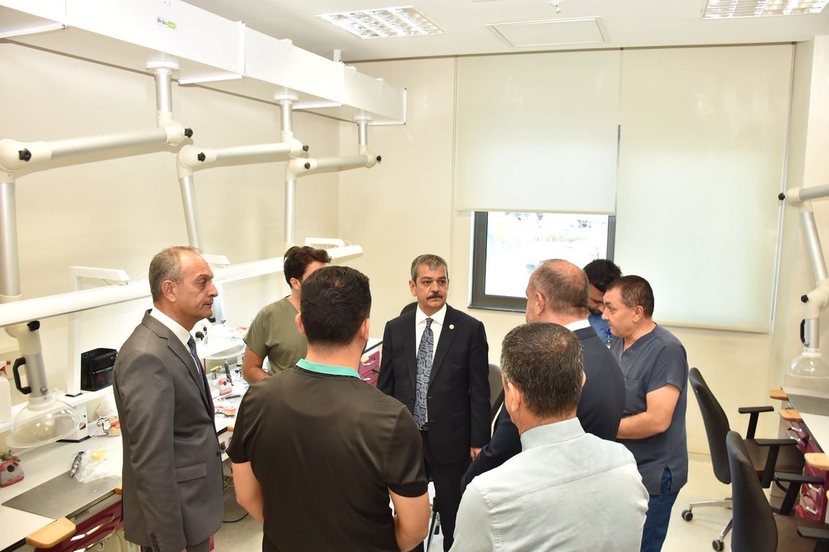 erolkeles23's tweet photo. 📍Elazığ Ağız ve Diş Sağlığı Hastanesi

İl Sağlık Müdürümüz Sayın Dr. Emrah Gecekuşu, AK Parti İl Başkan Yardımcımız ve Seçim İşleri Başkanımız Sayın Nurullah Çelik, AK Parti İl Disiplin Kurulu Üyemiz Sayın Sadi Ekmen ve beraberimizdeki heyet ile birlikte;

Elazığ Ağız ve Diş Sağlığı Hastanesi Başhekimliği görevine atanan Dt. Ali Oğuz Poyraz’ı ziyaret ederek yeni görevinin hayırlı olmasını diledik.

Ziyaretimiz kapsamında hastanemizin kliniklerini ve sağlık hizmeti sunulan birimleri gezerek yürütülen çalışmalar hakkında bilgi aldık; hekimlerimiz ve sağlık çalışanlarımızla bir araya gelerek kolaylıklar diledik.

@Akparti @RTErdogan @abuyukgumus 
@saglikbakanligi @drmemisoglu