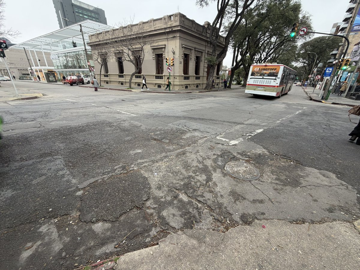 MVDabandonado's tweet photo. Asfalto nivel congoleño en pleno Punta Carretas. De la pintura mejor ni hablamos.

La prioridad es renombrar la calle Riachuelo por China Zorrilla no? @juntamvd https://t.co/5wJ1sTysRk