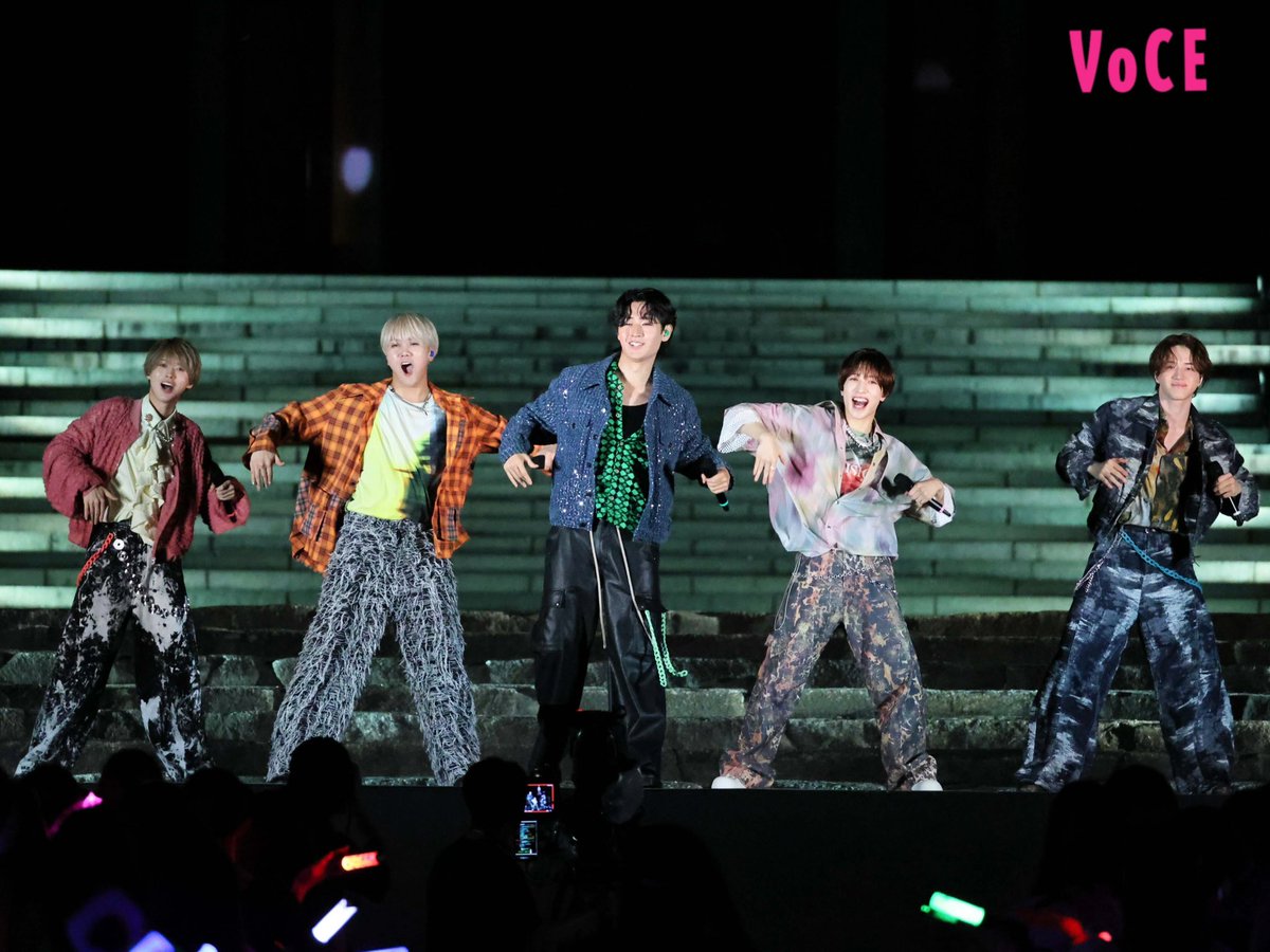 iVoCE's tweet photo. KEY TO LIT、CDデビュー決定！8月17日月曜日、東京・大本山　増上寺にて開催されたファンクラブ限定イベントにて今冬ユニバーサル ミュージックよりCDデビューを行うことがサプライズ発表されました。なんと増上寺　大殿へのプロジェクションマッピングで発表されるというダイナミックな発表。メンバーは互いに抱き合い、涙を流しながら待ちわびていた最高のニュースを、ファンの皆さんとともに分かち合いました。

イベントのあと行われた会見でのメンバーコメントの一部をご紹介！

――さきほどサプライズで発表されたされました通り、ユニバーサルミュージックからこの冬、CDデビューが決まりましたKEY TO LITのみなさんです。おめでとうございます！

全員　ありがとうございます。

――自己紹介を。まずは全員で。
岩﨑大昇　改めまして。今年の冬、ユニバーサルミュージックさんよりデビューさせていただきます、KEY TO LITです！よろしくお願いします。

メンバーそれぞれ自己紹介。

――デビューの発表を受けてサプライズ発表。今の率直な感想を。
猪狩蒼弥　俺からですか？（泣きながら）10分かけて直して一瞬で戻っちゃった。めちゃくちゃ嬉しい、嬉しい気持ちと、していいんだ、俺デビューしていいんだ、っていう…（また泣いちゃう）俺のこと撮らないでください。（泣きじゃくっているので）ほんと嬉しいです。そこに向けてかけてきた熱量めちゃくちゃでかいんで。もちろん通過点なんですけど、今日は自分のこと、俺たちのこと褒めてあげたいなと思います。ありがとう！

中村嶺亜　すごく夢みたいで、嘘みたいで信じられないですけど…何度足をつねっても、現実でした！ありがとう！
これは自分たちだけの力じゃなく、応援してくれるみんな、僕たちの人生に携わってくれた、一人一人のおかげだと思います。みんなの応援があって、俺らアイドルでいられるし、そんな自分を大好きになれるし、そんなみんなと掴み取ったスタート地点の切符、この切符をみんなと掴みながら、大きな夢、”天下”を最速で掴みにいきたいと強く思ってます。本当にありがとう！

岩﨑　もうやばいです。正直ほんとに…これ、目を閉じて開けたら…夢なんじゃないかって考えられるくらい、ふわふわしていて…びっくりすぎるんですけど。とにかくほんとに、嬉しいです。いまファンのみなさんと一緒にいられているということが本当に嬉しいです。もうどうしようか。今日だけは、こっからスタートですが、喜ばせてください。イエーーーイ！！

ーほんとかどうか、ほっぺつねっておきます？
（井上さんが岩﨑さんのほっぺをつねる）
岩﨑　最初やさしかったけど。
中村　現実でーす♪

井上瑞稀　去年、はじめて我々の1stライブがあったときに、僕は挨拶である約束をしたんですけど…次涙を流すなら嬉し涙、その約束が果たせて本当によかったです。

佐々木大光　ほんとに…KEY TO LITFIREやる前までは、僕たち上で、増上寺やばくね？すごくね？って言ってたの。こうやってCDデビューをさせていただけること、びっくりしました率直に。そして嬉しい気持ちと、こっからがスタートだと思います。KEY TO LIT５人で最高のエンターテイメントを今後も届けられることがとても嬉しいです。　

――プロジェクションマッピング使っての壮大な発表、どうですか？
中村　メイク直しのときに映像見せてもらって…煌びやかで素敵で…胸をつかまれる、そんな映像で。僕たちKEY TO LITのことを深く理解してくれている、愛がある人が作ってくれたんだろうなという映像で…この映像とともに嬉しい発表ができたこと、一生忘れないだろうなと深く思っています。

猪狩　日替わりで来よう（増上寺に）。毎日来よう。で、絶対お札ね。この感謝は、お札でこよう年収の3分の1増上寺に。

――岩崎さんは？
岩﨑　めちゃくちゃびっくりしました。曲の前にこんな音楽あったっけ？一瞬で振り付けとか飛んじゃいそうで。
猪狩　アレンジバージョン流れたかと思って、事故かと思った。　
岩崎　後ろみたらみんなの…若かりし頃の（写真が出て）自分出た時恥って。そこからのデビューってびっくりして…パニックになりすぎて。最高でした！
ここが聖地にね。
猪狩　俺たちの始まりの地だよ
東京を、日本を、世界を取りましょう！ここ増上寺から取りましょう。

――ファンのみなさんもデビュー心待ちに。どんな言葉を伝えたい？
猪狩　俺らがファンにか！

ファン　おめでとう！！！
中村　ありがとう。

続きは追ってVOCEウェブにて！✨✨

#KEYTOLIT #デビュー会見 
@jr_official_X
