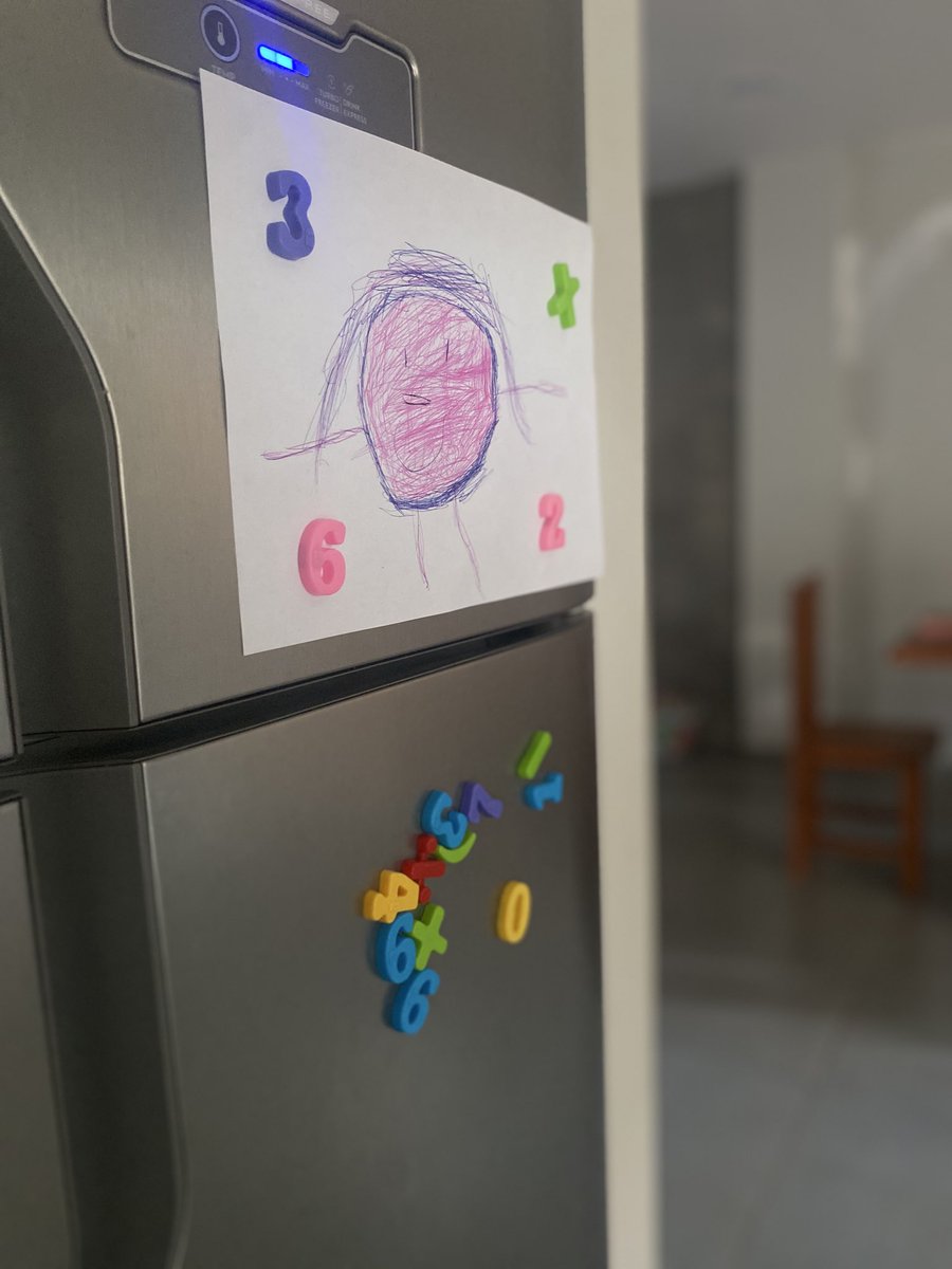 fiamaetc's tweet photo. a bebê acordou a madrugada toda. 
acho que é dente.
acordei atrasada. seis e onze.
odeio acordar tarde.
estou cheia de dor dos últimos treinos.

desci pra passar um café já com mil reclamações em mente.

seis e meia da manhã e eu já tinha concentrado em mim o mau humor da metade do planeta terra.

daí me deparei com esse desenhozinho na geladeira.
minha filha disse que é ela.
feliz e rosa.

cheirinho de café.
uns brinquedos espalhados.
a casa toda dormindo antes do barulho das crianças prorromper no silêncio.
lembrei que eu ainda tenho trinta e poucos.
filhos crescendo.
durmo e acordo todos os dias ao lado de um homem que me venera. 
estamos todos saudáveis e coradinhos de sol.
vivendo a melhor fase.

eu não tenho motivos pra reclamar. 

nenhum