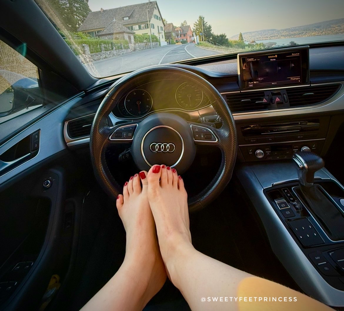SweetyFeetPrinc's tweet photo. Late afternoon drive with my red toes on the wheel 🚗💅 Where are we driving today? Tell me in DMs... 💋
#feet #footfetish #redtoes #toes #pedicure #drivingfeet https://t.co/OuopPKLqt9