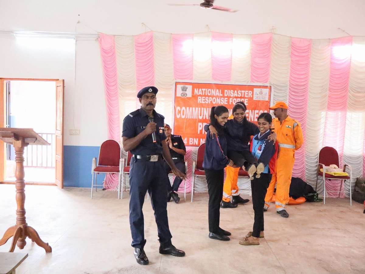 04NDRF's tweet photo. 04 Bn NDRF Team 4I conducted a Community Awareness Programme at St. Thomas College, Thavalappara, Pathanamthitta, Kerala. 125 participants were sensitized on disaster preparedness, First Aid, CPR, FBAO, fire, flood, landslide &amp; earthquake safety. 🇮🇳
#NDRF #CAP #DisasterPrepare https://t.co/J9h62dCjDl