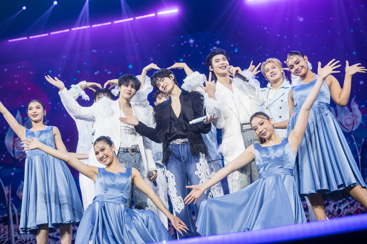 DuangWithYou's tweet photo. ประมวลภาพโมเมนต์สุดประทับใจจ���ก 𝐃𝐔𝐀𝐍𝐆 𝐆𝐎 𝐑𝐎𝐔𝐍𝐃 𝐂𝐎𝐍𝐂𝐄𝐑𝐓 Presented by True5G 🎪✨ 

ขอบคุณคุณมามี๊ หม่าม้า ป่าปี๊ ป่าป๊า พี่สาว พี่ชาย ที่เข้ามาร่วมเป็นส่วนหนึ่งในความทรงจำอันสวยงามในครั้งนี้ พวกเรานักแสดง และทีมงาน ‘ด้วงกับเธอ Duang With You Series ’💕✨ ทุกคน ขอขอบคุณจากใจจริงค่ะ ✨

#DuangConcertDay1
#DuangConcertDay2