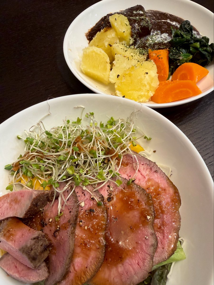Macky_p0's tweet photo. お盆で家族が集合したので、タンシチューとローストタンを作りました〜
���日の夕飯で完売！美味しくできて安心しました！仕込み大変だけど楽しかった〜！ https://t.co/QL5rk1UvH1