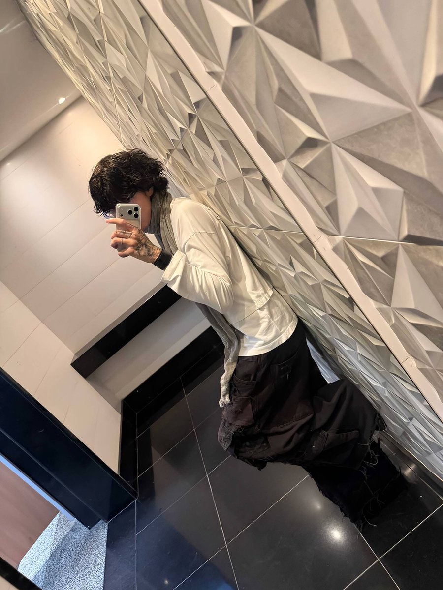 azyrux_rflx's tweet photo. scarf fit 🧣 https://t.co/E9KDwtxjra