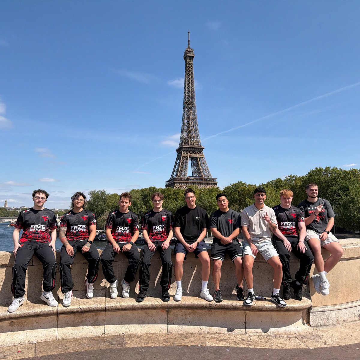 FaZeEsports's tweet photo. Bonjour! 🇫🇷 https://t.co/xR8y8WjnJX