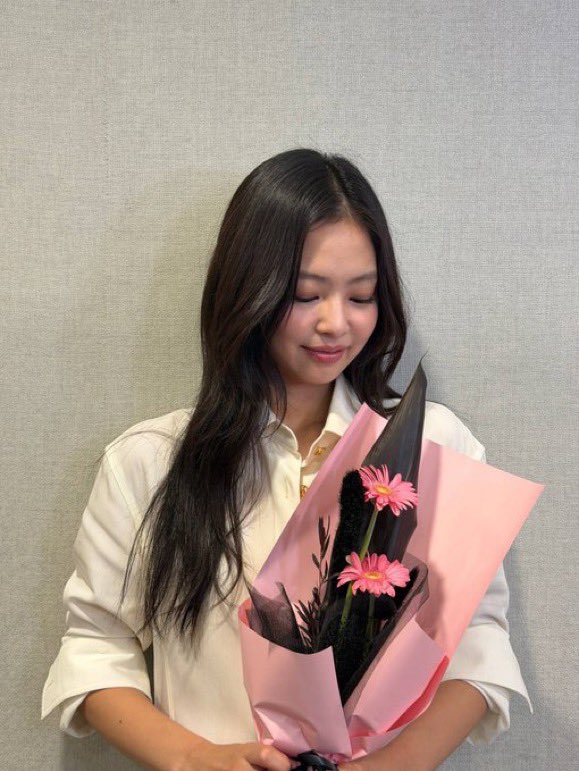 _tayselpink's tweet photo. JENNIE VÍA WEVERSE:

“Hola, soy Jennie.

He estado pensando mucho en nuestro décimo aniversario y, sinceramente, me entristeció mucho no haber tenido la oportunidad de hablar con BLINK como es debido y compartir mis sentimientos. Quería esperar a terminar mi último festival, que ya estaba programado, porque sentía que así podría volver y hablarles con el corazón más claro.

Estos últimos 10 años me han regalado algunos de los momentos más especiales de mi vida, todo gracias a ustedes. Su amor nos ha acompañado en cada paso, ayudándonos a crecer y permitiéndonos soñar aún más en grande para el futuro.

Nuestro décimo aniversario debería haber sido un momento para celebrar y ser felices juntos, y lamento que, en cambio, algunos de ustedes se hayan sentido decepcionados. No tengo excusa para eso. BLINK siempre han sido una de las mayores bendiciones y grandes amores en la vida de BLACKPINK. Lamento no haber podido mostrarles mi mejor lado en ese momento. Más que nada, quiero que sepan lo agradecida que estoy por todo lo que nos han dado durante estos 10 años.

Llevo lo que hemos vivido juntos muy cerca de mi corazón, siempre. Espero que sepan cuánto amor y gratitud siento por todos ustedes. ¡Felices 10 años juntos! Gracias por estar a nuestro lado y compartirlo todo con nosotros.

Nunca olvidaré todo lo que he aprendido y sentido en este camino, y seguiré creciendo y esforzándome por devolverles todo el amor que me han dado.

¡Te amo, Blink!