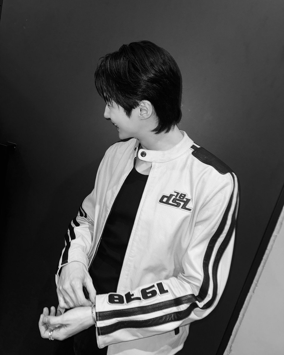 woowriter's tweet photo. 260817 변우석 인스타그램📸

웃석이라서 더 좋았던 착장💛🥰

#변우석 #byeonwooseok https://t.co/E0f8Tm8Req