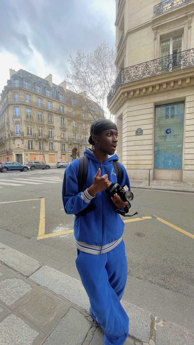 chris_linky's tweet photo. Mmdrrrr

2022, j’étais habillé avec cet ensemble exactement + bandana blanc

Je rejoins mon frérot sur un terrain de basket y’a un mec il dit : « wsh à ta dégaine ça se voit t’es fort »

Il envoie le ballon, je shoots : airball xptdrrrrrrrrrr

Ce connard de Melvyn qui riait ! https://t.co/BnlKQYguwJ
