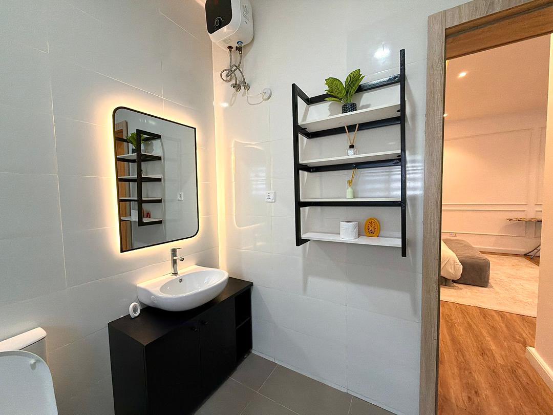 fadererah_'s tweet photo. Shortlet!!!

Luxury one bedroom apartment with swimming pool, gym, Netflix/Dstv, equipped kitchen, air fryer, first aid kit, super fast WiFi, balcony, spacious seat out area, elevator, excellent hospitality and more in Lekki phase 1. Lagos.
N150,000 per night.

Please retweet🙏🏻 https://t.co/oYlznf9MXl