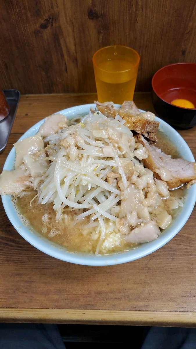 jilo_fuji_com's tweet photo. 二郎　池袋店
@ikejikabuji 

2026年182杯目
小ラーメンカタメYNA+生たまご

2回目。
Z世代イケメンのコール『ニンニク、、、アブラ、、、、マシマシ、、、で』金髪助手『テンポよくいきましょー』。学生なのか社会人なのかは不明だがお仕事はできなさそうだな。しかし店内暑い。 https://t.co/6ktNXsMgF2