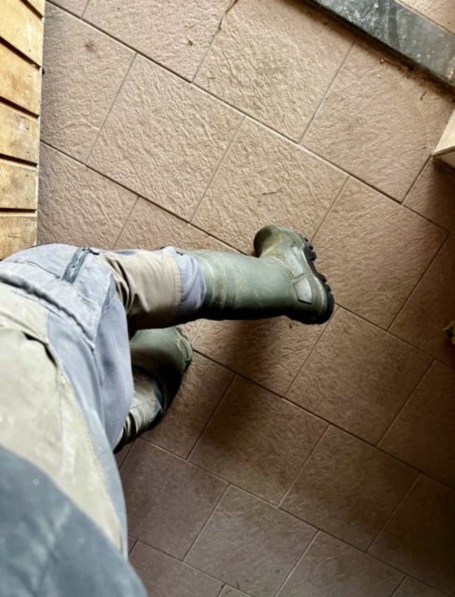 alpine_shadow_'s tweet photo. #work #workwear #dunlop #farmer #thermos #purofort #gayboots #gayfetish #rubberboots #engelbertstrauss #dunlopthermos #gear #farmkink #gayfarmer # https://t.co/upuA6YG6KK