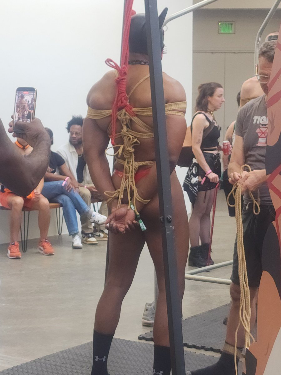 cagedxbeast's tweet photo. Kink Down South Day 2 - I met a lot of caged bois and helped a few start their chastity journey ✊🏿 Thank you for indulging in my madness 😈 #BlackChastity #KinkDownSouth #GayBondage https://t.co/Ttg8YpPmAW