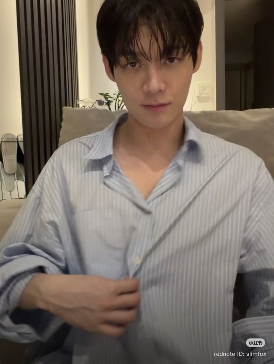 zh_ylian's tweet photo. 1️⃣Sebelum fanmeet
2️⃣Sesudah fanmeet
3️⃣Pas udah di Korea dan ketemu ama temennya
4️⃣Ternyata pas main ama temen SMP nya kemrin yg pake gown harry potter dia pake baju ini
5️⃣Terus hari ini

Dia pake baju ini. Beneran Cuci Kering Pake https://t.co/LIgnHAGM5u