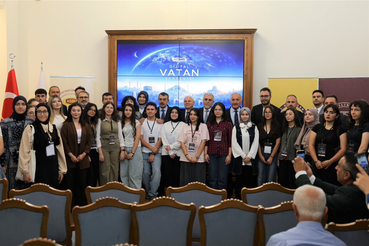 MemAnkara's tweet photo. 🇹🇷 Dijital Vatan Akademisi Başladı

📱 Gençlerimizi dijital çağın bilgi, bilinç ve sorumluluklarıyla donatmak; araştıran, sorgulayan, üreten ve yenilikçi fikirler geliştiren bireyler olarak geleceğe hazırlamak amacıyla hayata geçirilen Dijital Vatan Akademisi, Ankara Sosyal Bilimler Üniversitesi, Türkiye Yazarlar Birliği ve Müdürlüğümüzün iş birliğiyle başladı. Programın açılışı; Bakanımız Sayın Yusuf Tekin İçişleri Bakan Yardımcısı Sayın Kübra Güran Yiğitbaşı, Ankara Sosyal Bilimler Üniversitesi Rektörü Sayın Prof. Dr. Musa Kazım Arıcan ve Müdürümüz Sayın Murat Küçükali’nin katılımlarıyla gerçekleştirildi.

🎓 Genç AR-GE yaklaşımıyla öğrencilerin araştırma, üretme, sorgulama ve yenilikçi düşünme becerilerinin destekleneceği programda; yapay zekâ, dijital medya, veri okuryazarlığı, dezenformasyonla mücadele, siber güvenlik, dijital içerik üretimi ve dijital iletişim gibi güncel alanlar ele alınacak. Gençlerin merak ettikleri konuları araştırmaları, sorunlara çözüm önerileri geliştirmeleri ve fikirlerini projelere dönüştürmeleri teşvik edilecek.

🇹🇷 Millî Eğitim Bakanımız Sayın Yusuf Tekin, açılış programında gençlerin yetişmesinde millî birlik, beraberlik, dayanışma ve vatanseverlik gibi ortak değerlerin önemine dikkat çekti. Dijital Vatan Akademisi ile teknolojiyi yalnızca tüketen değil; bilgiyi üreten, dijital dünyayı bilinçli kullanan ve ülkemizin geleceğine değer katacak gençlerin yetişmesine katkı sunuyoruz. 💻🚀

@tcmeb @Yusuf__Tekin @AnkaraValiligi @Murat4Kucukali