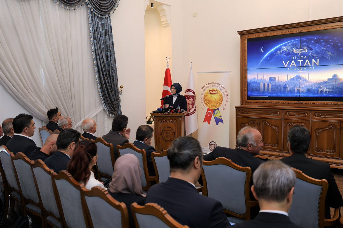 MemAnkara's tweet photo. 🇹🇷 Dijital Vatan Akademisi Başladı

📱 Gençlerimizi dijital çağın bilgi, bilinç ve sorumluluklarıyla donatmak; araştıran, sorgulayan, üreten ve yenilikçi fikirler geliştiren bireyler olarak geleceğe hazırlamak amacıyla hayata geçirilen Dijital Vatan Akademisi, Ankara Sosyal Bilimler Üniversitesi, Türkiye Yazarlar Birliği ve Müdürlüğümüzün iş birliğiyle başladı. Programın açılışı; Bakanımız Sayın Yusuf Tekin İçişleri Bakan Yardımcısı Sayın Kübra Güran Yiğitbaşı, Ankara Sosyal Bilimler Üniversitesi Rektörü Sayın Prof. Dr. Musa Kazım Arıcan ve Müdürümüz Sayın Murat Küçükali’nin katılımlarıyla gerçekleştirildi.

🎓 Genç AR-GE yaklaşımıyla öğrencilerin araştırma, üretme, sorgulama ve yenilikçi düşünme becerilerinin destekleneceği programda; yapay zekâ, dijital medya, veri okuryazarlığı, dezenformasyonla mücadele, siber güvenlik, dijital içerik üretimi ve dijital iletişim gibi güncel alanlar ele alınacak. Gençlerin merak ettikleri konuları araştırmaları, sorunlara çözüm önerileri geliştirmeleri ve fikirlerini projelere dönüştürmeleri teşvik edilecek.

🇹🇷 Millî Eğitim Bakanımız Sayın Yusuf Tekin, açılış programında gençlerin yetişmesinde millî birlik, beraberlik, dayanışma ve vatanseverlik gibi ortak değerlerin önemine dikkat çekti. Dijital Vatan Akademisi ile teknolojiyi yalnızca tüketen değil; bilgiyi üreten, dijital dünyayı bilinçli kullanan ve ülkemizin geleceğine değer katacak gençlerin yetişmesine katkı sunuyoruz. 💻🚀

@tcmeb @Yusuf__Tekin @AnkaraValiligi @Murat4Kucukali