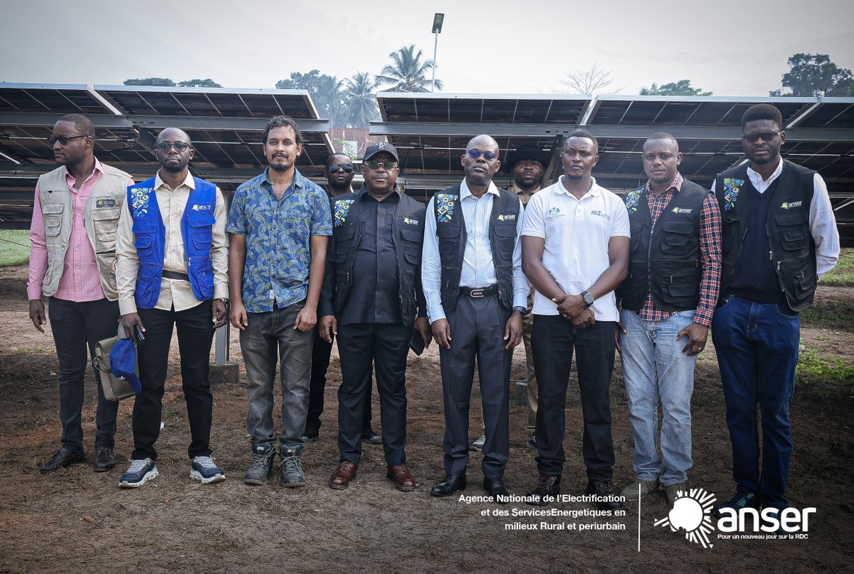anser_rdc's tweet photo. #ÉlectricitéPourTous ⚡🇨🇩 Mwilanbongo désormais éclairé !
À l’occasion du centenaire de la Mission Catholique de Mwilanbongo, l’@ANSER a mis en service une centrale solaire photovoltaïque de 104 kWc, dotée de 307,2 kWh de stockage, de 6 km de réseau BT, de 375 branchements (pour la mission catholique, les écoles, le centre de santé et les ménages) et de 135 lampadaires solaires ☀️🔋💡, en présence de Mgr José Moko, du PCA de l’ANSER, M. Camille Kabasele, et du DG de l’ANSER, M. Cyprien Musimar.

Une réalisation portée par la vision du Président de la République, Félix-Antoine Tshisekedi Tshilombo, pour électrifier le Congo profond et promouvoir un développement rural inclusif et durable. 🌱🇨🇩

#ANSER #ÉlectricitéPourTous #ÉlectricitéRural #Mwilanbongo #Kwilu #RDC @Presidence_RDC @PrimatureRDC @Min_Resshyd_rdc @financesrdc @ministerebudget @Cypmusimar