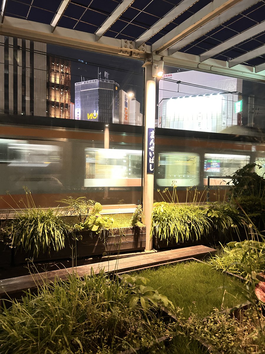 hiroshiradio's tweet photo. 秋葉原散歩で疲れたら、旧万世橋駅でしばし休憩。電車も近くを通り、迫力満点です。秋葉原に来たらみんなたくさん歩くと思うので、ゆっくり座れる場所はありがたいですね。
#東京
#秋葉原
#万世橋
#旧万世橋駅 https://t.co/0sBsLHudUx