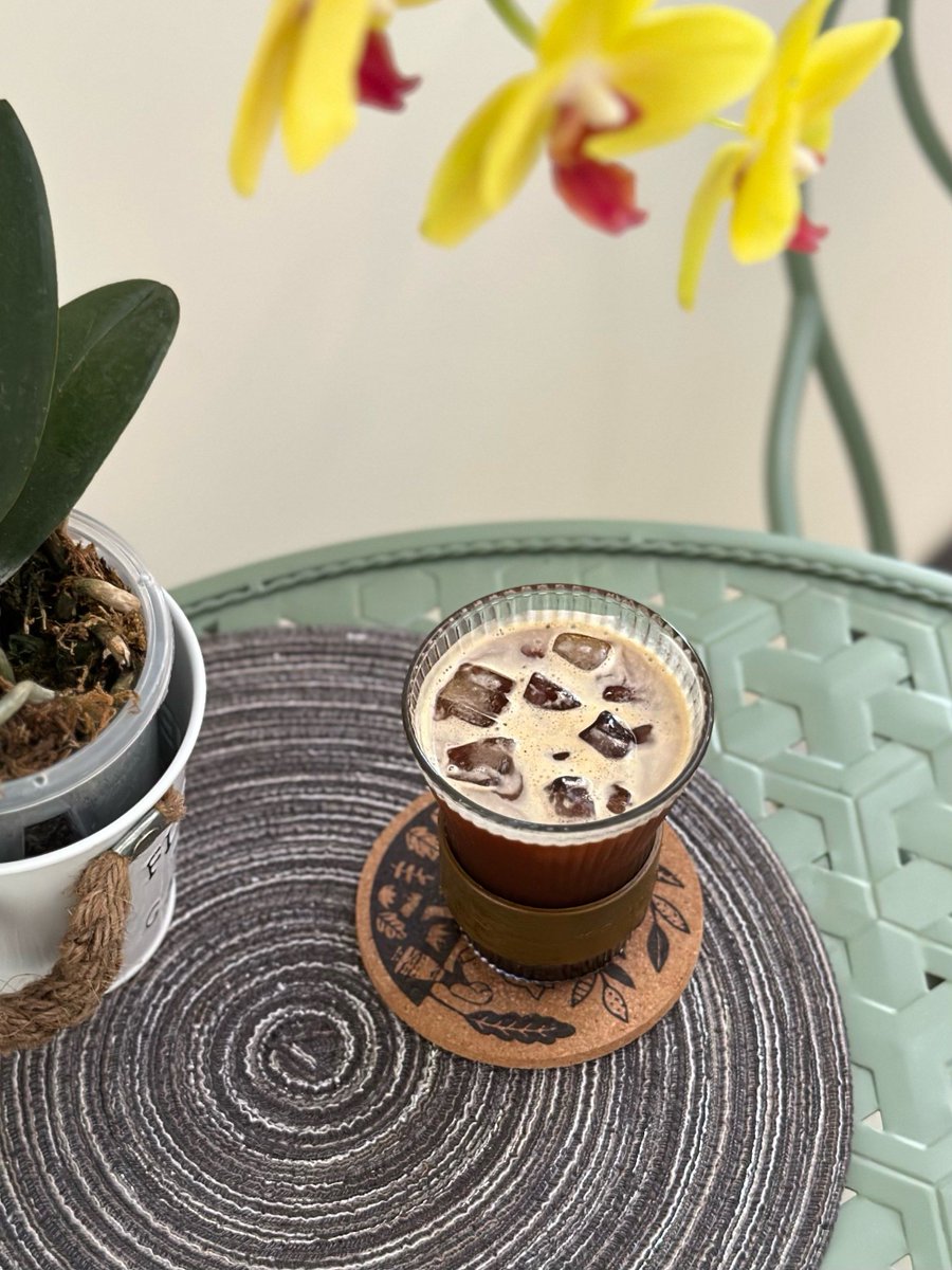 CorieLooft's tweet photo. Just finished this custom resin coaster with tiny pressed wildflowers ! Handmade in 20 mins, such a sweet little decor piece for my desk . https://t.co/k6fJ1pHyCl