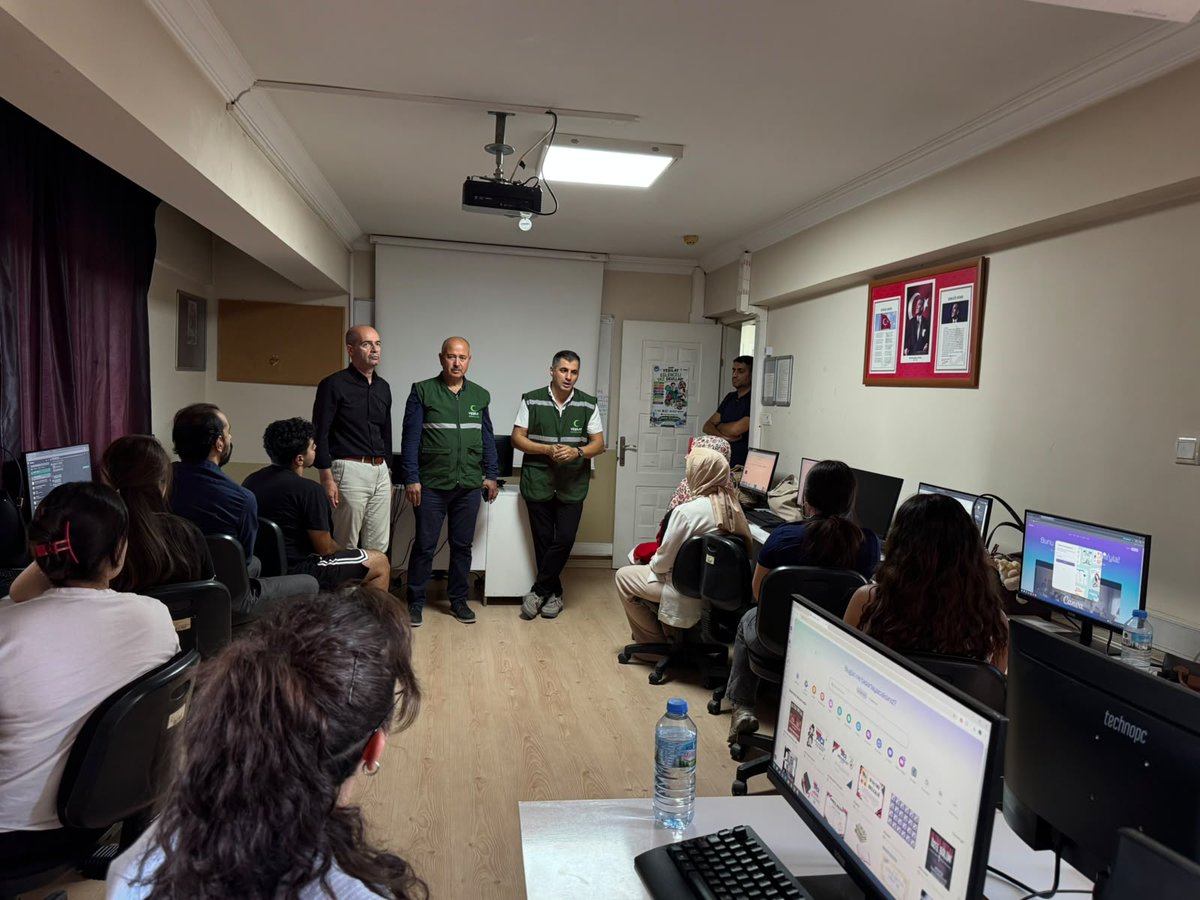 HalkTorbal's tweet photo. Yeşilay Yaz Etkinlikleri kapsamında “Canva ile Dijital Tasarım Eğitimi”kursumuz gerçekleştirildi.İlçe Millî Eğitim Müdürümüz Sayın Kadir KADIOĞLU ve Yeşilay Torbalı İlçe Temsilcisi Erkan BİLİK kursumuzu ziyaret ederek kursiyerlerle bir araya geldi.Destekleri için teşekkür ederiz https://t.co/AOuU5tvasb