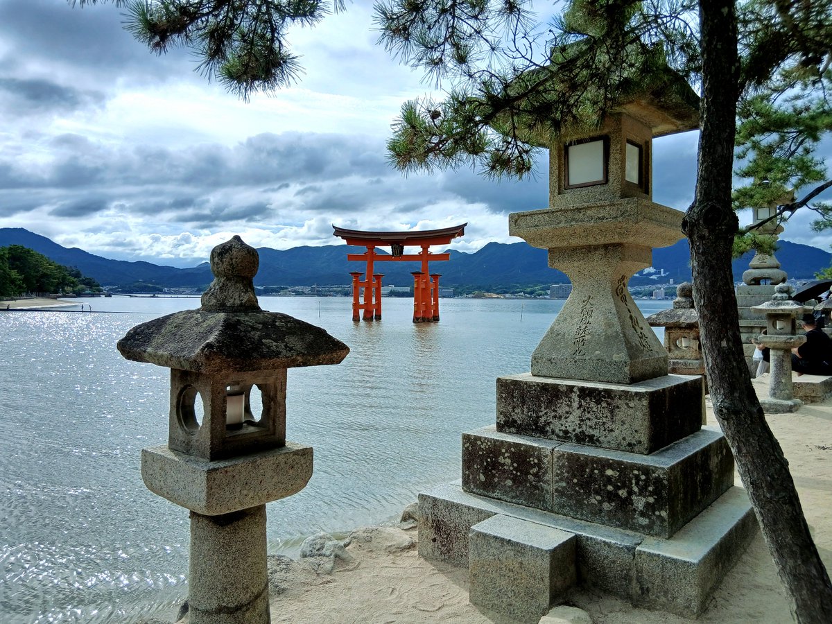O_Hi_Ru's tweet photo. 宮島観光しました⛩️

宮島の牡蠣🦪✨

そして広島・瀬戸田産のレモンを絞ったレモンソーダ🍋✨

美しい景色に浸りながら、ゆっくり美味しさを噛みしめていただきました… https://t.co/vGV7mvvzql