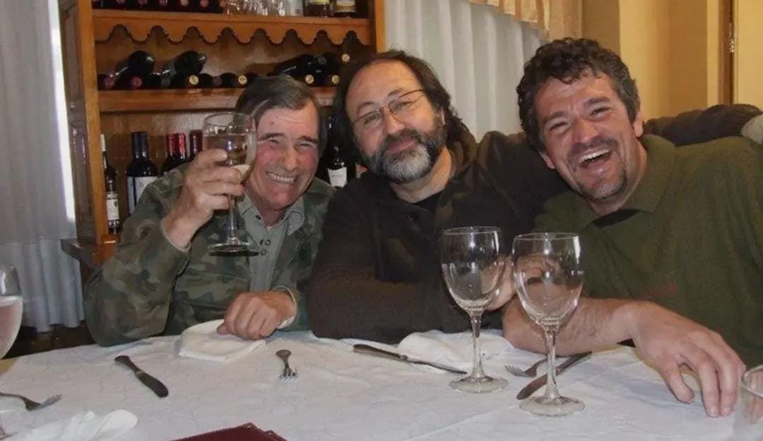 DOMINGUEZLM's tweet photo. Ha muerto Marcos Rodriguez Pantoja,aquel niño al que los lobos le alimentaron y cuidaron,en Sierra Morena.en la foto el dia feliz,en el que te prometí junto a David Nieto Maceĺn,que todas nuestras vidas,las dedicaremos a luchar por tus lobos.D.E.P https://t.co/RhbyV9bPXF