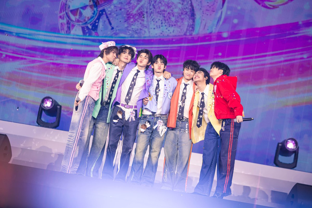 DuangWithYou's tweet photo. ประมวลภาพโมเมนต์สุดประทับใจจาก 𝐃𝐔𝐀𝐍𝐆 𝐆𝐎 𝐑𝐎𝐔𝐍𝐃 𝐂𝐎𝐍𝐂𝐄𝐑𝐓 Presented by True5G 🎪✨ 

ขอบคุณคุณมามี๊ หม่าม้า ป่าปี๊ ป่าป๊า พี่สาว พี่ชาย ที่เข้ามาร่วมเป็นส่วนหนึ่งในความทรงจำอันสวยงามในครั้งนี้ พวกเรานักแสดง และทีมงาน ‘ด้วงกับเธอ Duang With You Series ’💕✨ ทุกคน ขอขอบคุณจากใจจริงค่ะ ✨

#DuangConcertDay1
#DuangConcertDay2