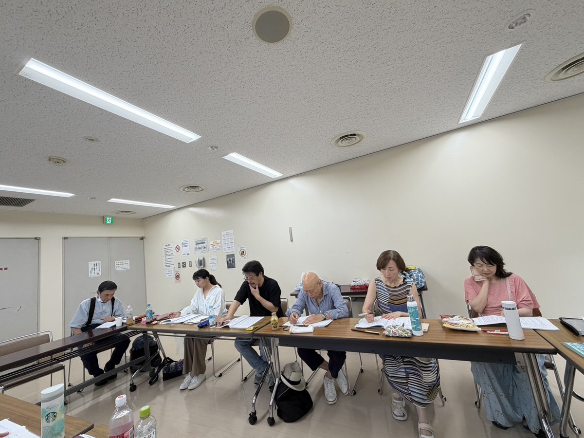 YESTERDAYVAR's tweet photo. 大島宇三郎さん、本格的に帯同＊＊
「火のようにさみしい姉がいて」
演出の明快な指針。役者たちはそのアドバイスを瞬時に解析・理解して体現することを求められる…Hard Work上等だ🌷　＃大島宇三郎　＃清水邦夫　＃エモーショナル朗読劇 https://t.co/Hem9pP3KNe
