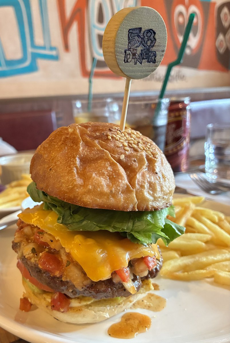 banechara's tweet photo. 夏休み最終日はお友達と58ダイナーさんでハンバーガーに没入してきた🍔🍟

ドクターペッパー、私は好き🥤😎 https://t.co/dztJnDksB5