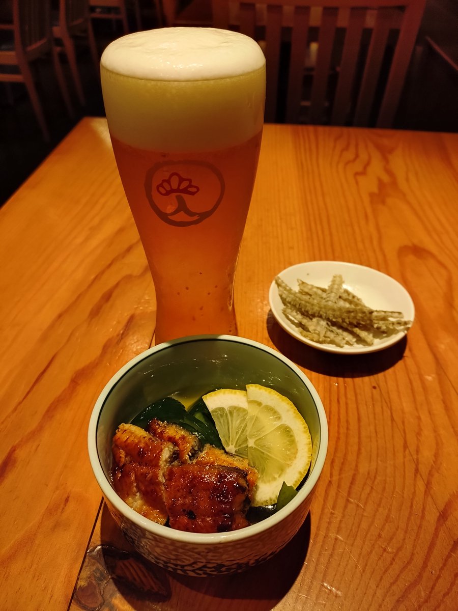 sabijo32's tweet photo. 帰り道にすだちを買って、帰宅即すだち酎。紙片で買った『エコー/白黒ミドリ』を聞きながら『猫もあなたを愛してる』を読んでいる。怪談ストリップ前に食べたうなぎもおいしかったな〜 https://t.co/pOOxLkQHQi