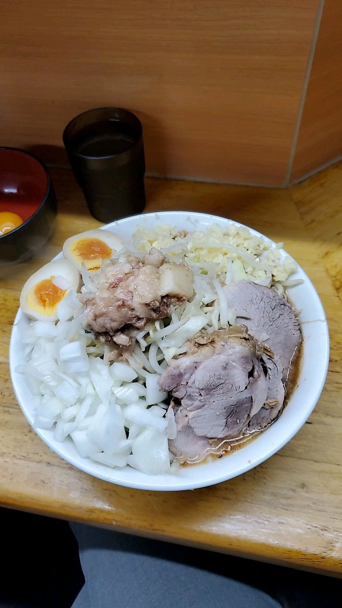 jilo_fuji_com's tweet photo. 二郎　立川店
@jirotachikawa 

2026年182杯目
小ラーメン(相伝)NwYA+味玉+タマネギ+生たまご

27回目。
今年は何回行けるだろ。立川のタマネギは直系1辛い。 https://t.co/ExKjjINFlo