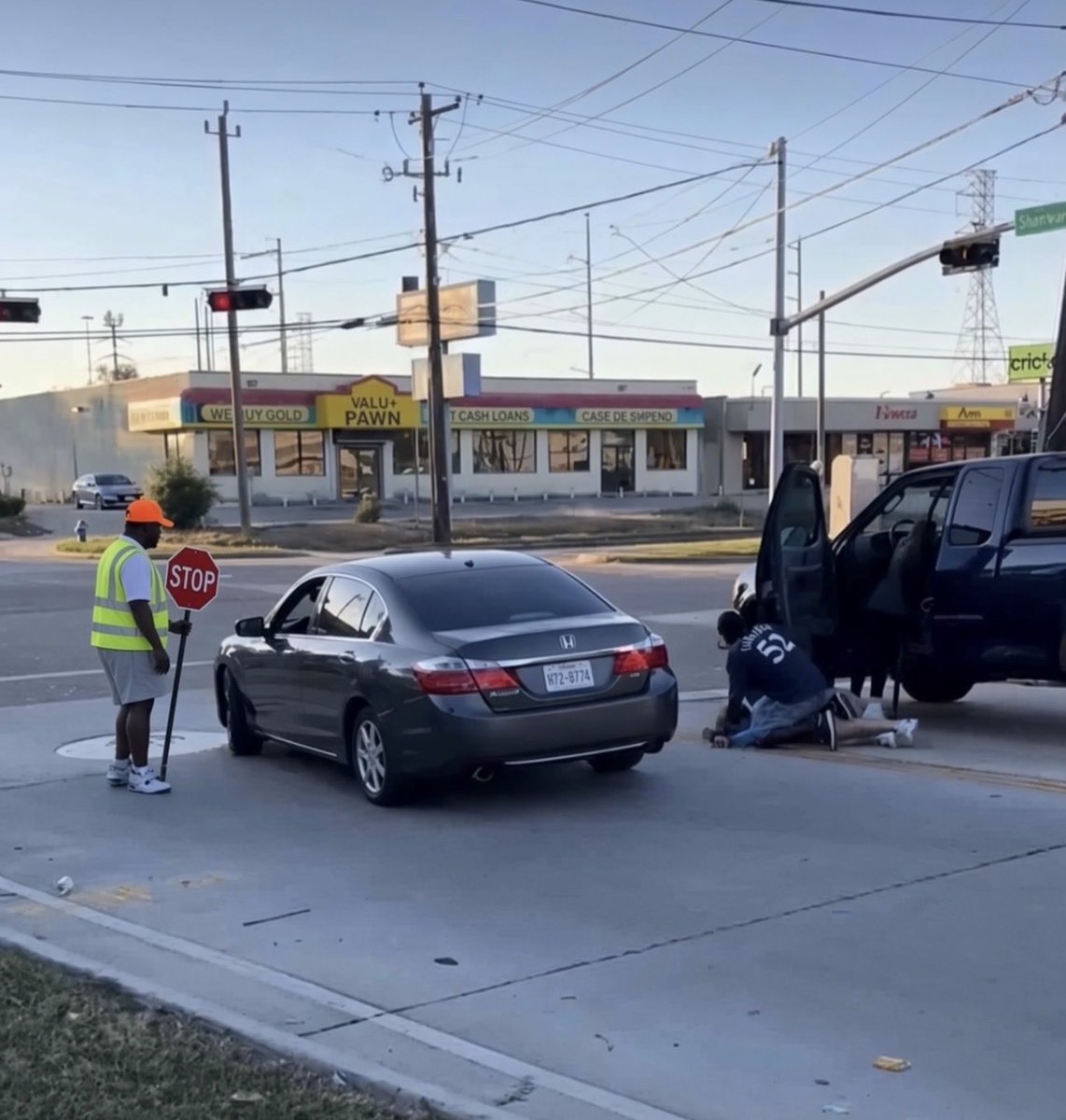 BottomFeeder411's tweet photo. @ericmmatheny You know this guy is probably a union laborer or a crossing guard in his real job!😂😂 
Dude went right to work on traffic duty
😎🫡🚧🚧🦺🦺 
I got it boss!🍻 https://t.co/PYn6z904Ra